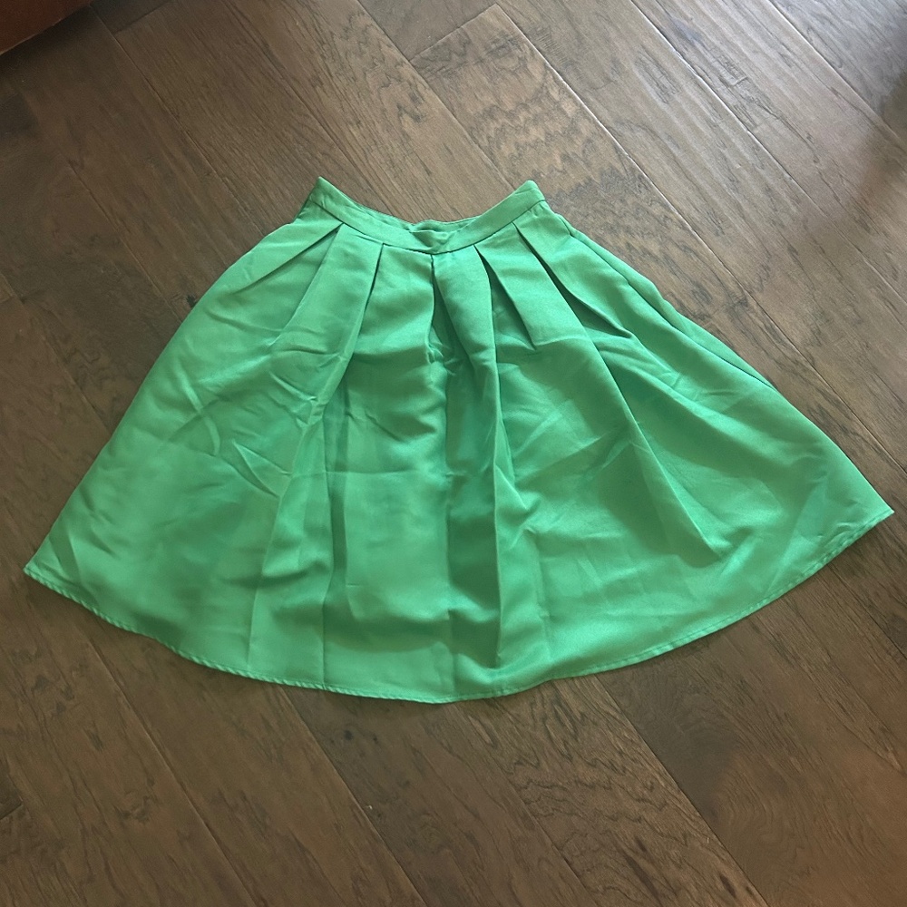 Vintage full green skirt with pockets!